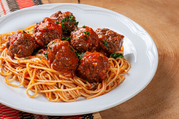 .Meatballs with tomato sauce and pasta - Almondegas