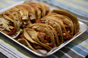 Tacos de pastor reciern servidos