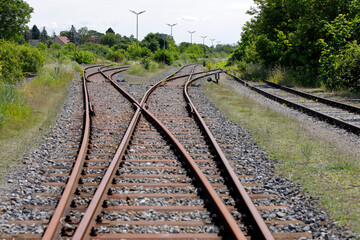 Fototapeta premium Eine aufgelassene Gleisanlage eines alten Bahnhofes im Weinviertel, Niederösterreich