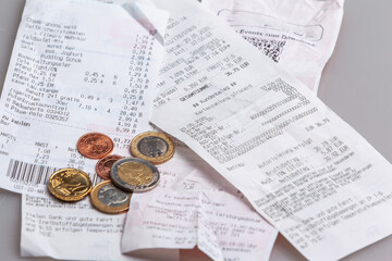 Kassenzettel mit Bargeld , Euro Münzen