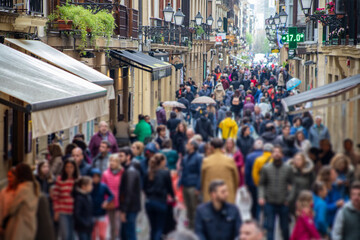 Obraz premium Ruchliwe ulice na wakacjach w San Sebastian