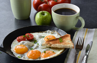 Eier mit Toast - Spiegeleier zum Frühstück mit Toastbrot und einer Tasse Kaffee - Nahaufnahme