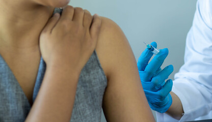 The doctor prepared a syringe to inject the patient with the underlying symptoms in the hospital.