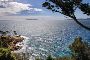 Küste an der Côte d'Azur im Gegenlicht