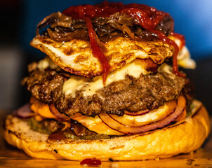
Artisan burger with bread and sesame, special sauce, special mayonnaise, seasoned beef, egg, cheese, lettuce, tomato, barbecue sauce, pickles, cheddar cheese, crispy bacon, ketchup, extra thin straw 