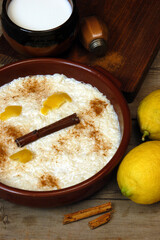 Arroz con leche y condimentos