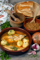 Cazuela de pescado y bol con gofio en Canarias