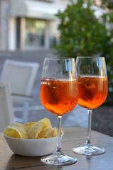 Copas de spritz en una terraza de Italia