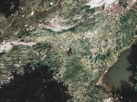 Fotograf&iacute;a a&eacute;rea de un r&iacute;o sin agua en pleno verano
