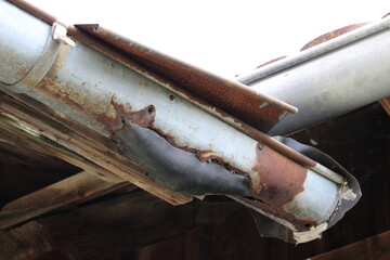 defekte Dachrinne Regenrinne kaputt mit Loch und Rost