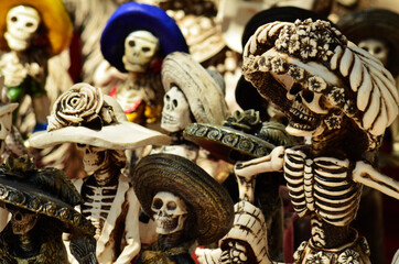 estatua muerte dia de muertos en Mexico, estatuilla close up celebracion dia de muertos en mexico,...