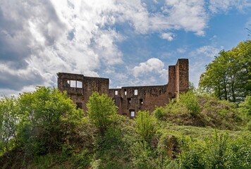 Fototapeta na wymiar Ruine der Burg Freienstein in Gammelsbach in Oberzent im Odenwald, Hessen, Deutschland 