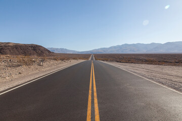 Naklejka premium carretera en el desierto del death valley con lineas amarillas