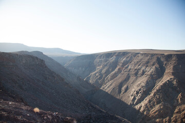paisaje de monta&ntilde;a en desierto de nevada