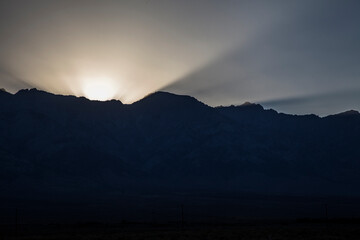 Rayos de sol tras montañas