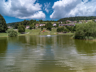 Paesaggio di montagna con lago e cielo azzurro