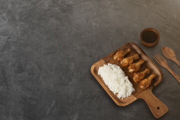 Fried chicken wings and dipping sauce Served with rice