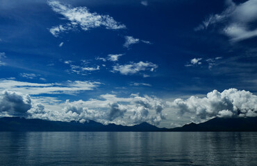 lago de Atitlan Guatemala, panorámica del lago de Atitlan en Guatemala, paisaje lago, nubes, cielo, contraste nubes con cielo