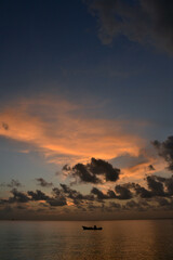 Fototapeta na wymiar atardecer en el mar, nubes, caída del sol, paisaje, nubes, descanso, Cozumel Quintana Roo Mexico