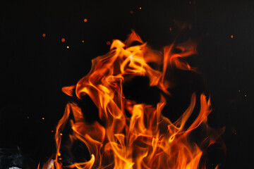 Fototapeta na wymiar burning firewood in a barbecue or barbecue.