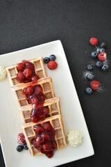 Waffel mit Kirschen
