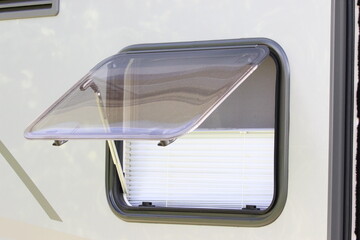 offenes Fenster im Wohnmobil