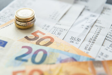 receipts, notes and coins; payment of daily expenses.