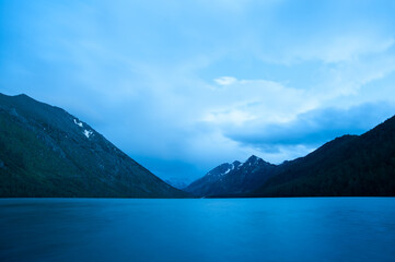 Obraz premium Altai Mountain at night. first Multin Lake with clouds