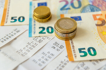 receipts, notes and coins; payment of daily expenses.