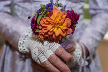 Braut mit Blumenarrangement - Nahaufnahme