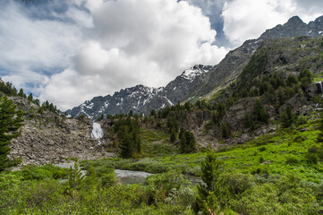Fototapeta na wymiar waterfall against the backdrop of mountains in the Altai Mountains 