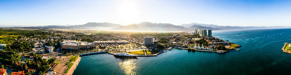 Obraz premium A panoramic view of Puerto Vallarta taken from the ocean