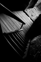 Drewniane schody i podłoga w wierzy zamkowej w Olsztynie - Polska - zdjęcie czarno białe