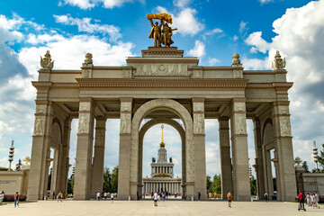 Obraz premium Central entrance to VDNH on a Sunny day.