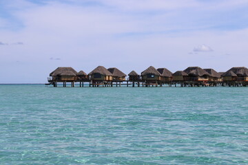 Bungalows sur pilotis, lagon de Taha'a, Polynésie française