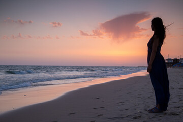 Chica vestido puesta de sol playa