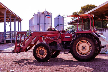 Tractor equipado con implementos agrícolas en establecimiento rural