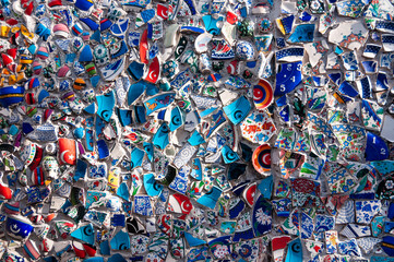 Obraz premium A wall decorated with fragments of ceramics with the symbols of Turkey.
