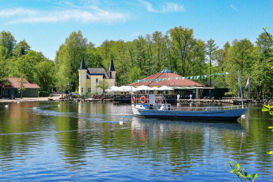 Insel Schl&ouml;sschen und Ausflugschiff Patschel am Hariksee am Niederrhein