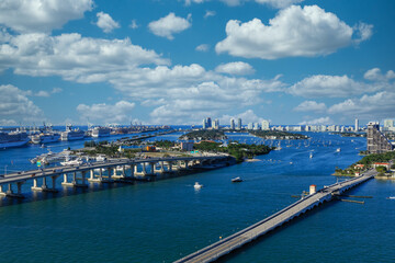 Obraz premium Many Bridges and Boats in Biscayne Bay
