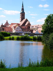 Fototapeta premium Wolframs-Eschenbach Liebfrauenmünster Kirche Stadtbild Weiher Schießweiher Ort Stadtansicht Bäume grün Dach Dächer Sandstein Franken Mittelfranken Bayern Parkplatz Kirchturm Ziegel Naherholung 9163