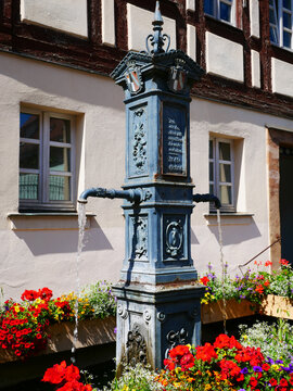 Historischer Brunnen Windsbach Stadtbild Ort Ortsansicht Kleinstadt Wappen Wasser Blumen Sommer Ortsbild Eisen Franken Mittelfranken Bayern Naherholung Ausflugsort 91575