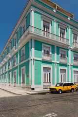 Fototapeta na wymiar Colonial architecture and vintage cars in Cienfuegos, Cuba