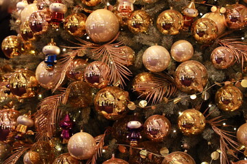 Obraz premium Golden ball decorations on a Christmas tree