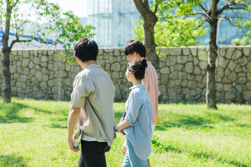 会話をしながら歩く若者グループ