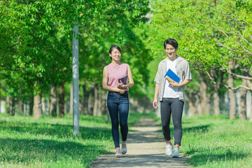 会話をしながら歩く若者2人組