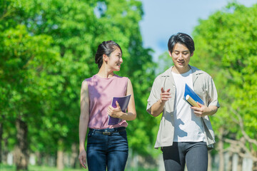会話をしながら歩く若者2人組
