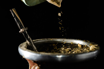 primer plano de mate argentino cebado con agua caliente y yerba a alta velocidad  © patoouupato