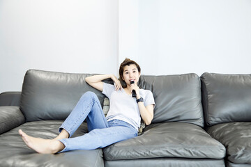 Obraz premium Woman at home watching tv