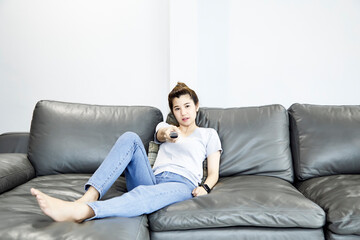 Obraz premium Woman at home watching tv